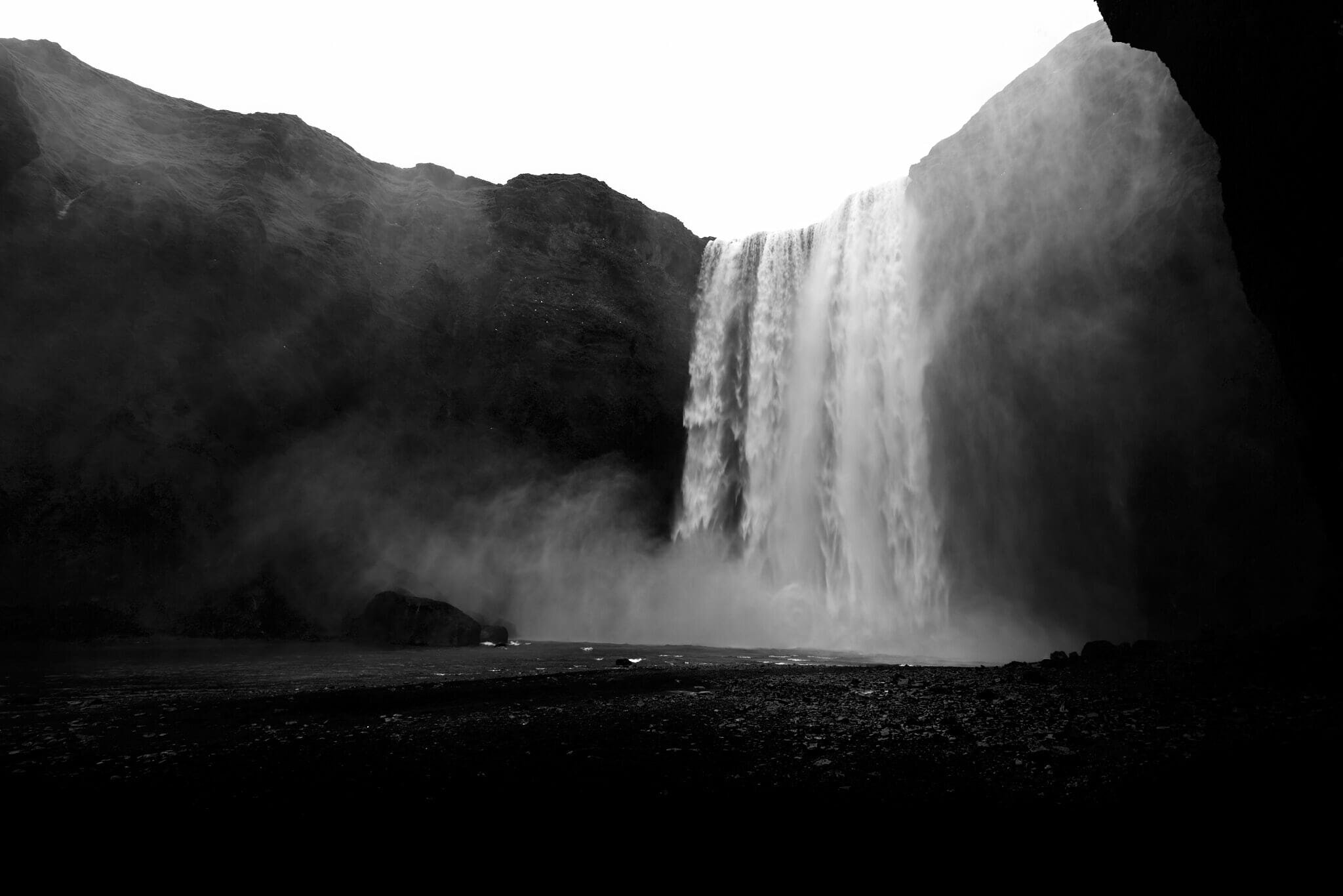 Sort og Hvid billede, fotokunst SV sort hvid Island Skogafoss vandfald høj kontrast dystert storslået natur