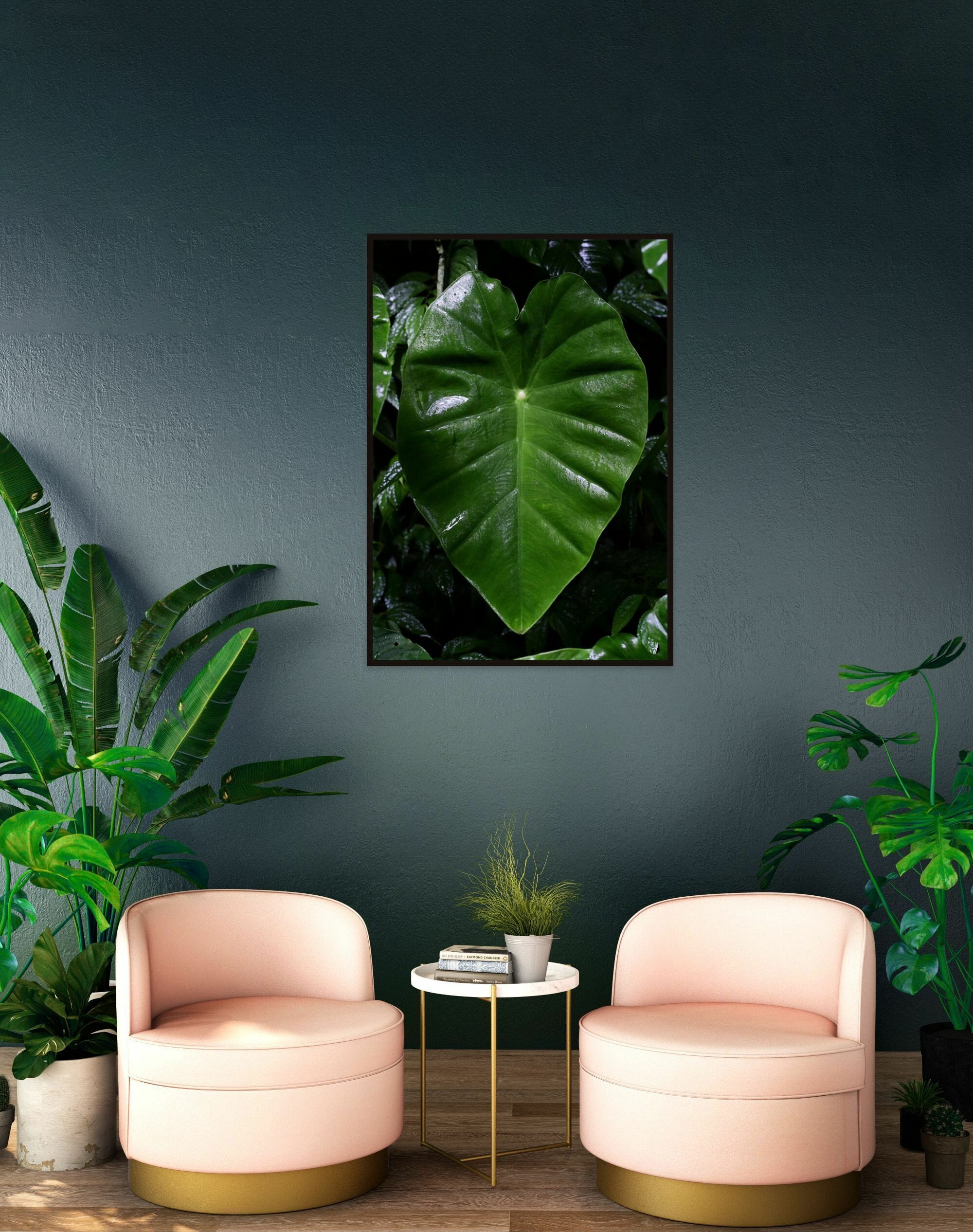 Frodigt grønt regnskovsblad fra borneo - Indretning inspiration ophængt på en mørk væg
